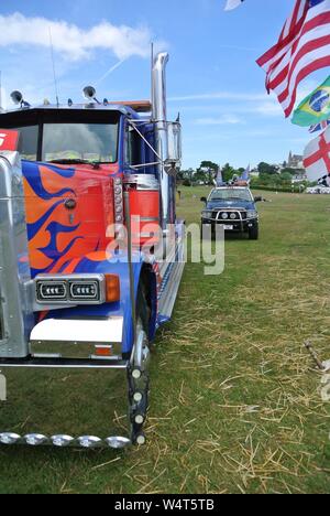 Planet Circus autocarro nei colori del trasformatore Autobot Optimus Prime, con Decepticon Barricata, a Torre Abbey, Torquay, Devon, Inghilterra, Regno Unito. Foto Stock