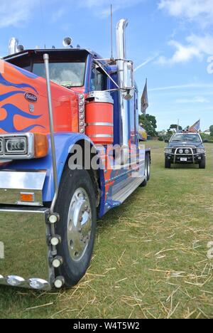 Planet Circus autocarro nei colori del trasformatore Autobot Optimus Prime, con Decepticon Barricata, a Torre Abbey, Torquay, Devon, Inghilterra, Regno Unito. Foto Stock