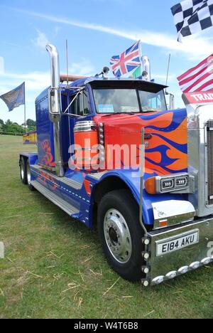 Planet Circus autocarro nei colori del trasformatore Optimus Prime a Torre Abbey, Torquay, Devon, Inghilterra, Regno Unito. Foto Stock