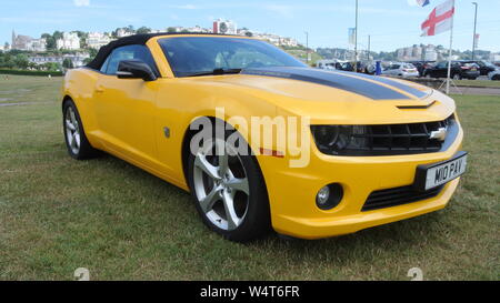 Planet Circus Chevrolet Camaro nei colori dei trasformatori Autobot Bumblebee a Torre Abbey, Torquay, Devon, Inghilterra. Regno Unito. Foto Stock