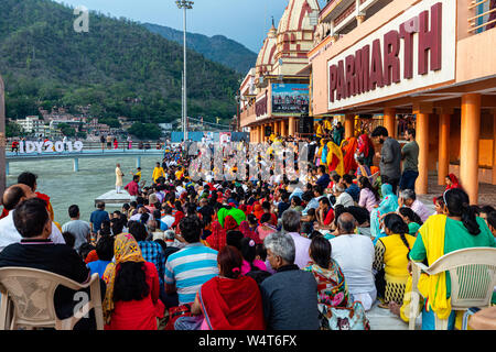 I devoti frequentare un aarti presso ashram Parmarth sulle rive del Fiume Gange nella città spirituale di Rishikesh nello stato di Uttarakhand in India Foto Stock