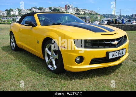 Planet Circus Chevrolet Camaro nei colori dei trasformatori Autobot Bumblebee a Torre Abbey, Torquay, Devon, Inghilterra. Regno Unito. Foto Stock