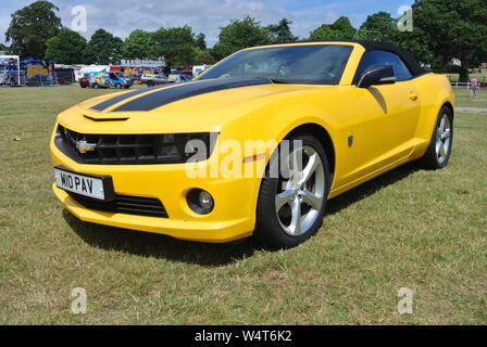 Planet Circus Chevrolet Camaro nei colori dei trasformatori Autobot Bumblebee a Torre Abbey, Torquay, Devon, Inghilterra. Regno Unito. Foto Stock