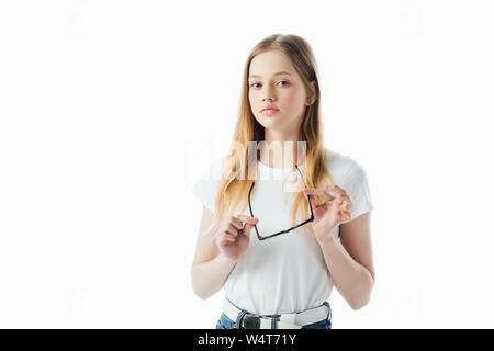 Triste ragazza adolescente holding bicchieri isolato su bianco Foto Stock