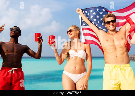 Amici di American Independence Day beach party Foto Stock