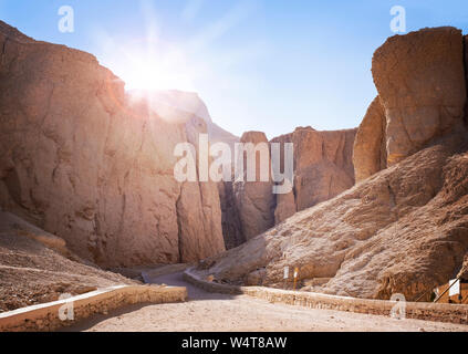 Valle dei re di sunrise, il luogo di sepoltura di Luxor, Egitto, di antica pharoahs compresi Tutankamun Foto Stock