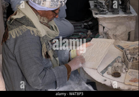 Intagliatore di pietre a valle degli artigiani, Luxor, Egitto. L artigiano è il carving alabastro per rendere un vaso, un vecchio di secoli di occupazione Foto Stock