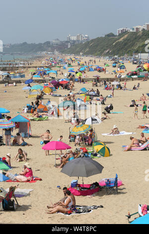 Boscombe , REGNO UNITO. Il 25 luglio 2019. Sfidando la estremamente caldo e afoso temperature sulla spiaggia di Boscombe verso Bournemouth Dorset, Regno Unito. Credito: Richard Crease/Alamy Live News Foto Stock