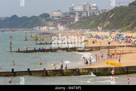 Boscombe , REGNO UNITO. Il 25 luglio 2019. Sfidando la estremamente caldo e afoso temperature sulla spiaggia di Boscombe verso Bournemouth Dorset, Regno Unito. Credito: Richard Crease/Alamy Live News Foto Stock