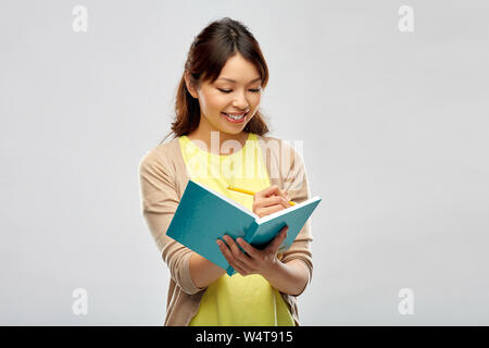 Asian student donna con diario e matita Foto Stock