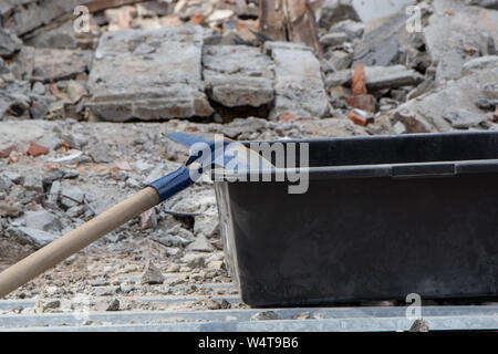 I lavori di demolizione di sfondo - la pala, benna per rifiuti di costruzione e di detriti Foto Stock