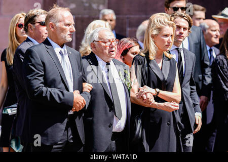 Baden Baden, Germania. Xxv Luglio, 2019. Hubert Burda (M), editore e il fratello più giovane di Frieder Burda e sua moglie, l'attrice Maria Furtwängler (r), stand dopo il servizio funebre per il defunto patrono d'Arte Frieder Burda presso la Stiftskirche Liebfrauen. Credito: Uwe Anspach/dpa/Alamy Live News Foto Stock