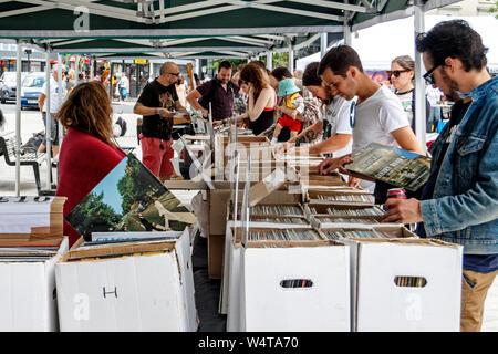 Dischi in Vinile gli appassionati (cassa escavatrice) alla ricerca di occasioni e rarità in un mercato del weekend in Navigator Square, Archway, London, Regno Unito Foto Stock