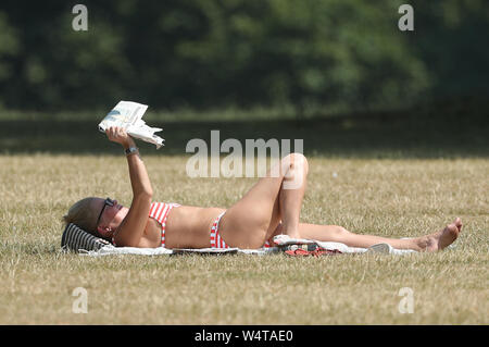 Persone godere il caldo in Hyde Park di Londra, come il Regno Unito potrebbe incontrare più calde di luglio giorno di registrare più tardi questo pomeriggio. Foto Stock