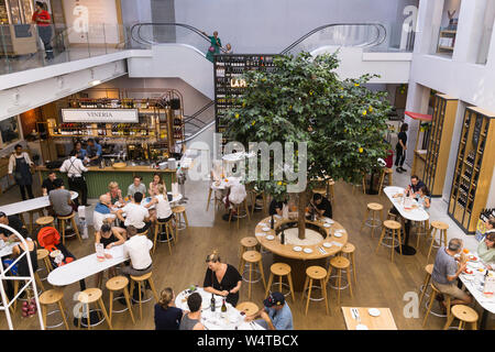 Eataly Parigi - Interno di Eataly, il mercato italiano e food hall, nel quartiere Marais di Parigi, in Francia, in Europa. Foto Stock