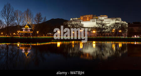 Cina, Tibet, Lhasa, riflessioni del Potala a notte fonda circa 1645 AD ed è stata l'ex palazzo estivo del Dalai Lama ed è una parte della storica Ensemble di un sito Patrimonio Mondiale dell'UNESCO. Foto Stock