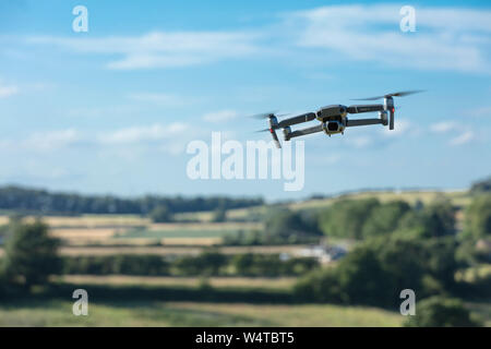 Lincolnshire, Regno Unito, luglio 2019, Mavic 2 Pro Drone battenti nella luce della sera Foto Stock