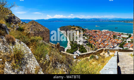 La città vecchia di Nafplion come visto a piedi fino al percorso di Palamidi hill-top fortezza. Foto Stock