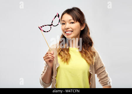 Felice donna asiatica con grande festa bicchieri Foto Stock