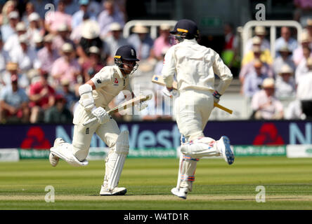 L'Inghilterra del martinetto Leach (sinistra) e Jason Roy (destra) eseguire durante il giorno due di Specsavers serie di test match in eterno, Londra. Foto Stock