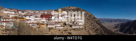 Cina, Tibet, Lhasa, il monastero di Ganden si trova in cima a un anfiteatro naturale sul Monte Wangbur. Essa fondata nel 1409 AD ma fu in gran parte distrutto nel 1959 da militare cinese sat nella parte superiore di un anfiteatro naturale sul Monte Wangbur quasi 2000 piedi superiori a valle a destra. Foto Stock