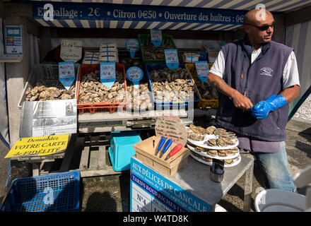 Cancale, Francia - 15 Settembre 2018: Vendita di ostriche fresche direttamente dalla pesca a Cancale. Brittany, Francia Foto Stock