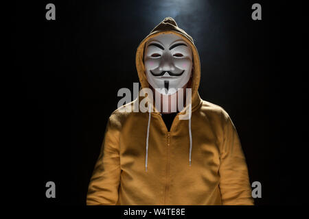Praga - 6 Marzo: anonimo attivista hacker con maschera studio shot Foto Stock