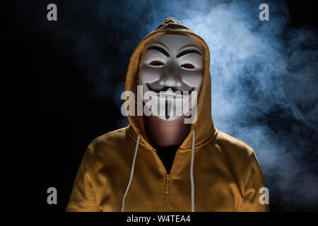 Praga - 6 Marzo: anonimo attivista hacker con maschera studio shot Foto Stock