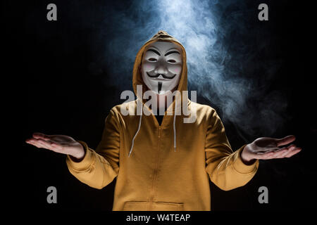 Praga - 6 Marzo: anonimo attivista hacker con maschera studio shot Foto Stock