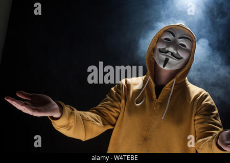 Praga - 6 Marzo: anonimo attivista hacker con maschera studio shot Foto Stock