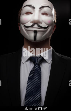 Praga - 6 Marzo: anonimo attivista hacker con maschera studio shot Foto Stock