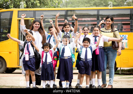 Un gruppo di bambini della scuola con gli insegnanti e i suoi successi Foto Stock