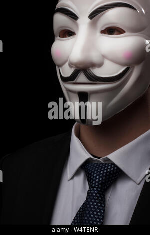 Praga - 6 Marzo: anonimo attivista hacker con maschera studio shot Foto Stock