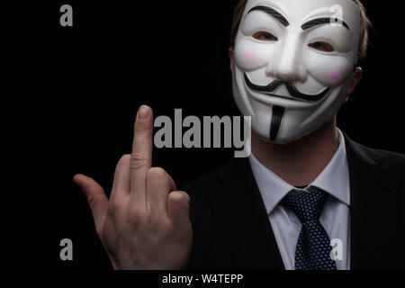 Praga - 6 Marzo: anonimo attivista hacker con maschera studio shot Foto Stock