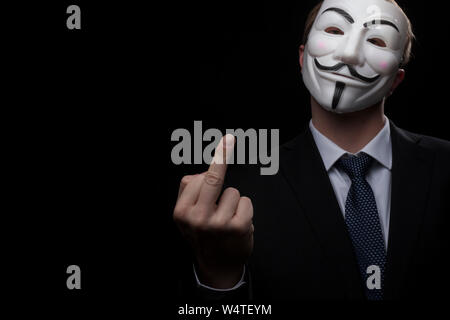 Praga - 6 Marzo: anonimo attivista hacker con maschera studio shot Foto Stock