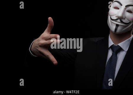 Praga - 6 Marzo: anonimo attivista hacker con maschera studio shot Foto Stock