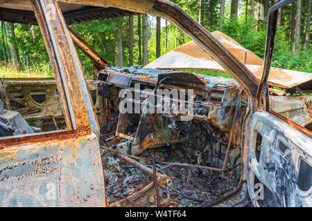 Interno di un'auto bruciata dal lato conducente Foto Stock