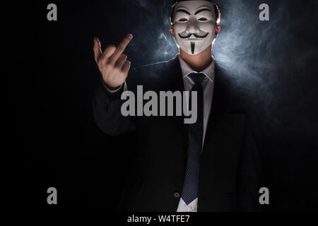 Praga - 6 Marzo: anonimo attivista hacker con maschera studio shot Foto Stock
