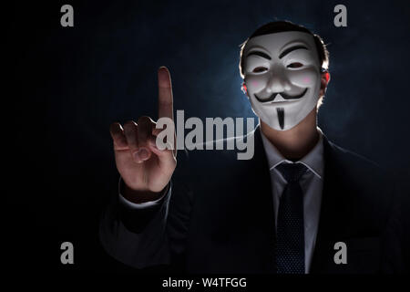 Praga - 6 Marzo: anonimo attivista hacker con maschera studio shot Foto Stock