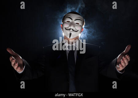 Praga - 6 Marzo: anonimo attivista hacker con maschera studio shot Foto Stock