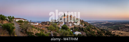 Vista al tramonto del villaggio Monsaraz, Alqueva, Portogallo Foto Stock