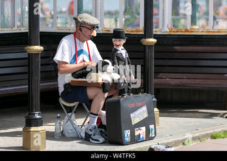 Lord Charles burattino e mago a New Brighton, Wallasey. Regno Unito meteo. Xxv Luglio, 2019. Onda di Calore sulla costa a New Brighton con temperature che raggiungono 30c nel nord-ovest. Temperature soar come esperienze Uk luglio più caldo giorno. Credito; Media WorldImags/AlamyLiveNews Foto Stock