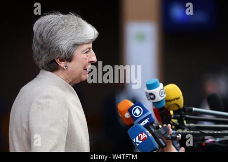 Pechino, Cina. 28 Maggio, 2019. File foto prese su 28 Maggio 2019 mostra quindi il primo ministro inglese Theresa può arrivare all'Unione europea il quartier generale per una cena informale dei capi di Stato o di governo a Bruxelles, Belgio. Il neo-eletto Partito Conservatore leader Boris Johnson ha assunto la carica di primo ministro britannico il Mercoledì in mezzo alle crescenti incertezze del Brexit. Lo sviluppo più recente è venuto dopo Theresa Maggio formalmente dimesso come il leader del paese e Johnson è stato invitato dalla Regina per formare il governo. Credito: Zhang Cheng/Xinhua/Alamy Live News Foto Stock