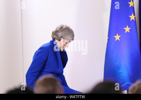 Pechino, Cina. Xi Apr, 2019. File foto scattata sul 11 aprile 2019 mostra quindi il primo ministro inglese Theresa può ospitare un briefing con la stampa dopo la riunione speciale del Consiglio europeo di Bruxelles in Belgio. Il neo-eletto Partito Conservatore leader Boris Johnson ha assunto la carica di primo ministro britannico il Mercoledì in mezzo alle crescenti incertezze del Brexit. Lo sviluppo più recente è venuto dopo Theresa Maggio formalmente dimesso come il leader del paese e Johnson è stato invitato dalla Regina per formare il governo. Credito: Zhang Cheng/Xinhua/Alamy Live News Foto Stock