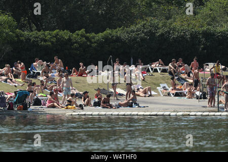 Persone sole in Hyde Park, Londra, dopo che le temperature sono saliti al di sopra di 30C in alcune parti del Regno Unito dopo una notte tropicale, come paese bretelle per record di calore. Foto Stock