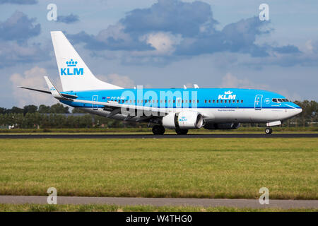 AMSTERDAM / Paesi Bassi - Agosto 14, 2014: KLM Boeing 737-700 PH-BGO aereo passeggeri in atterraggio a Amsterdam Schipol Airport Foto Stock