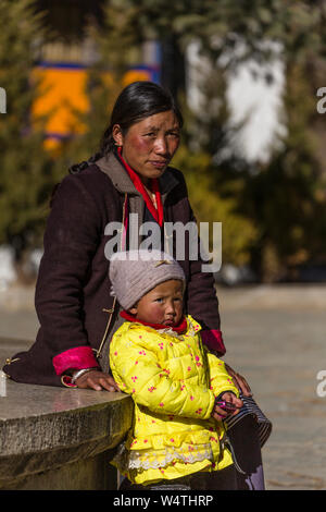 Cina, Tibet, Lhasa, un Khamba donna tibetana del Kham regione del Tibet orientale con sua figlia. Foto Stock