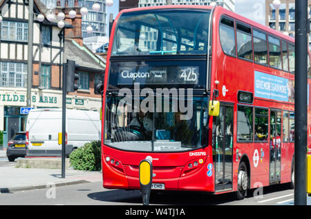 LONDON, Regno Unito - 21 Maggio 2019 Un tipico dei trasporti urbani a veicolo in marcia attraverso la London street, il simbolo della città Foto Stock