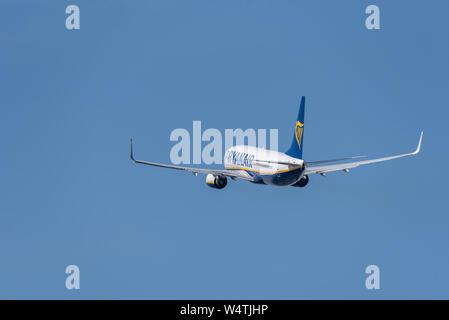 Ryanair Boeing 737 aereo di linea EI-GJP decolla dall'aeroporto Southend di Londra, Essex, Regno Unito, che sale verso il cielo blu Foto Stock