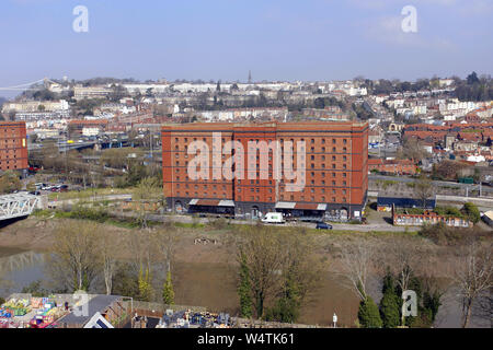 Vista aerea del Legato Magazzino di tabacco a Bristol Docks con il ponte sospeso di Clifton in background Foto Stock